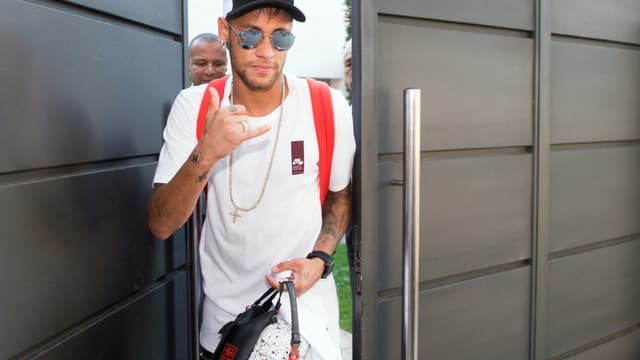 Neymar a signé au Paris Saint-Germain pour 222 millions d'euros. 