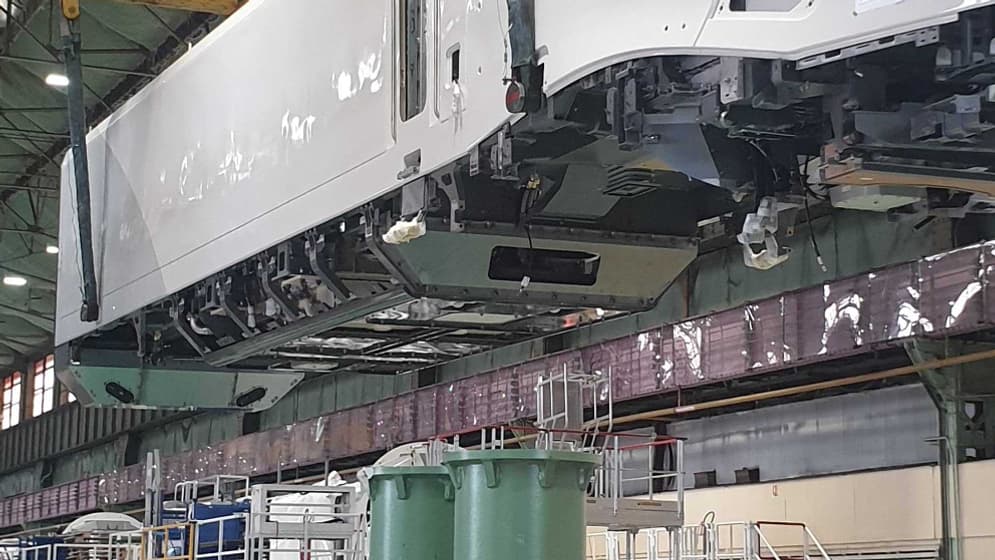 Une fois assemblée, peinte et équipée, la motrice du TGV M est levée pour vérifications