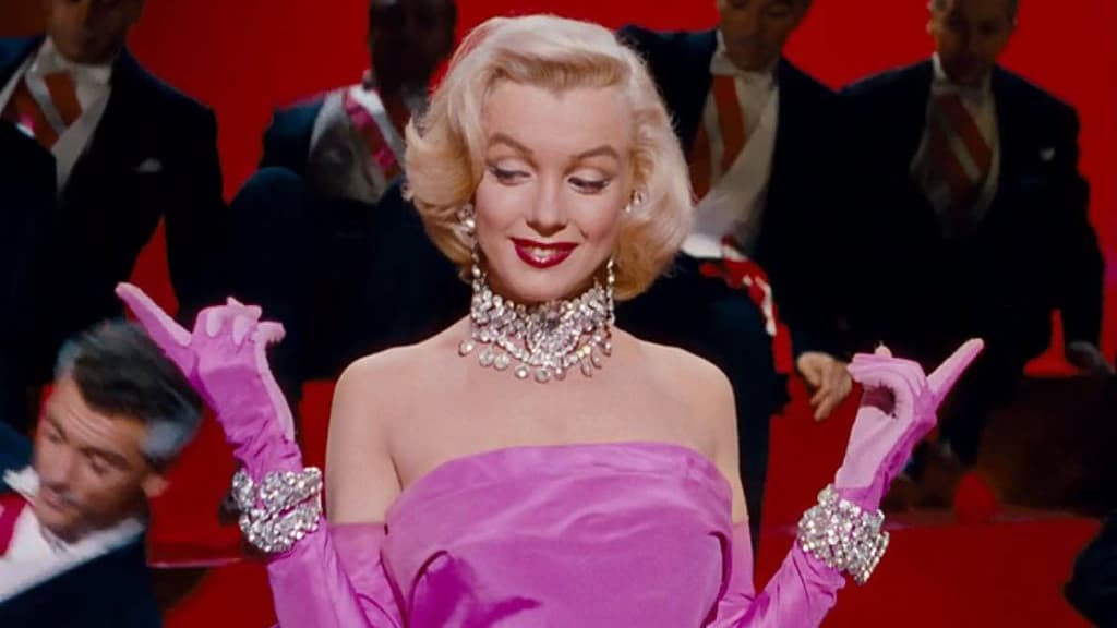 La parure Swarovski dans Les hommes préfèrent les blondes. La parure Swarovski dans Les hommes préfèrent les blondes.
