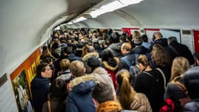 Les voyageurs s'engouffrent dans un couloir du métro à Paris, lors d'une grève à la RATP le 16 décembre 2019.
