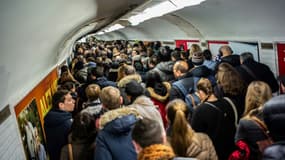 Les voyageurs s'engouffrent dans un couloir du métro à Paris, lors d'une grève à la RATP le 16 décembre 2019