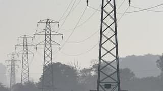 Une grève organisée jeudi dans le secteur français de l'énergie contre l'évolution des tarifs préférentiels réservés aux agents a réduit de 13.400 mégawatts la capacité de production d'électricité de l'Hexagone, selon un représentant de la CGT. /Photo d'a