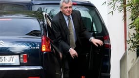 Thierry Herzog à son arrivée au domicile parisien de Nicolas Sarkozy, samedi. L'avocat de Nicolas Sarkozy met en cause, dans une interview au Journal du Dimanche, l'impartialité du juge d'instruction Jean-Michel Gentil qui a mis en examen jeudi l'ancien c