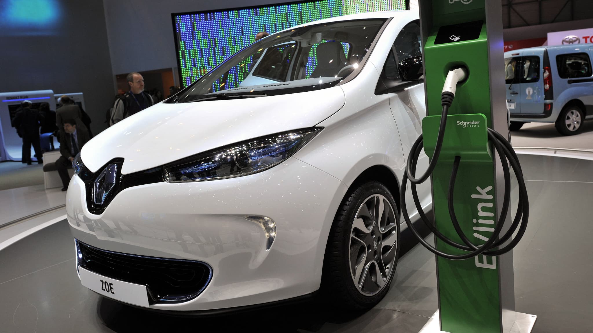 LA RENAULT ZOÉ MAIS PAS LA R5, UNE DS TROP CHÈRE... L'ÉTRANGE LISTE DES MODÈLES ÉLIGIBLES AU NOUVEAU "BONUS BATTERIE"