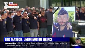 La foule observe une minute de silence en hommage à Éric Masson devant son commissariat d'Avignon
