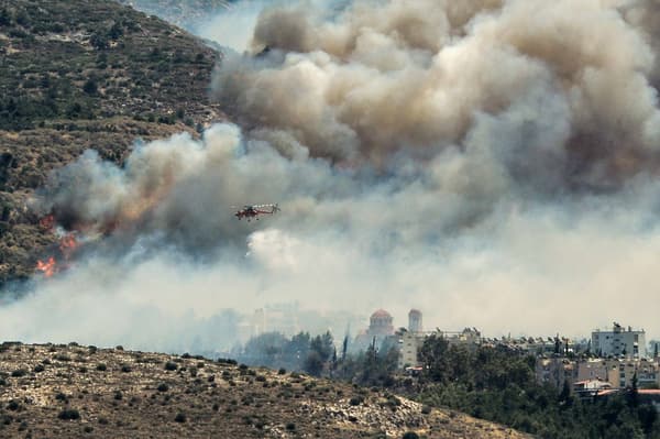 Un incendie de grande ampleur s'est déclaré dans une forêt tout près d'Athènes le 17 juillet. Un incendie de grande ampleur s'est déclaré dans une forêt tout près d'Athènes le 17 juillet.