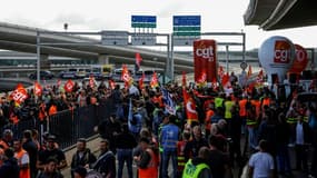 Des personnels de l'aéroport de Paris Charles de Gaulle manifestent pour des hausses de salaire, le 9 juin 2022 à Roissy, au nord de Paris