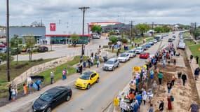Des manifestants protestent contre le PDG de Tesla, Elon Musk, lors d'un rassemblement national "Tesla Takedown" chez un concessionnaire, le 29 mars 2025 à Austin, au Texas.