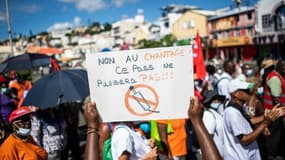 Manifestation contre l'obligation vaccinale et le pass sanitaire à Fort-de-France, le 22 novembre 2021 en Martinique (PHOTO d'ILLUSTRATION)