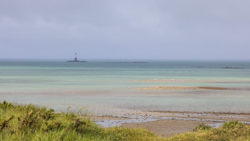 Le phare de Sénéquet depuis le littoral.