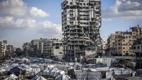 La Banque de Palestine, située dans le quartier Al-Rimal de la ville de Gaza et fortement endommagée par les attaques israéliennes, représente un risque pour des milliers de Palestiniens vivant dans des tentes à proximité, le 15 janvier 2026.