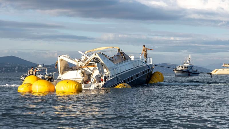 Un yacht échoué en mer et secouru lors d'une opération de relevage le 21 octobre 2024.