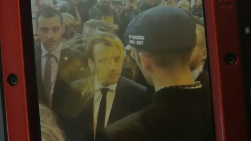 Emmanuel Macron a reçu un œuf en pleine figure au Salon de l'agriculture ce mercredi.