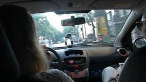 Portable au volant: les sanctions devraient être alourdies 