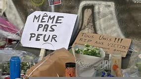 Les Parisiens rendent hommage aux victimes des attentats