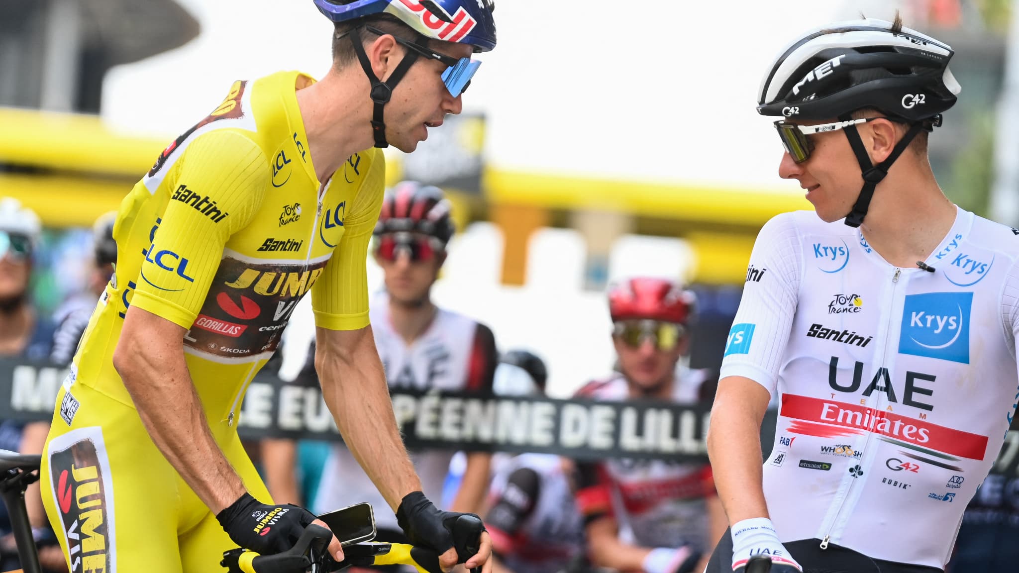 Wout Van Aert et Tadej Pogacar sur la ligne de départ de la 5e étape du Tour de France 2022 à Lille Wout Van Aert et Tadej Pogacar sur la ligne de départ de la 5e étape du Tour de France 2022 à Lille