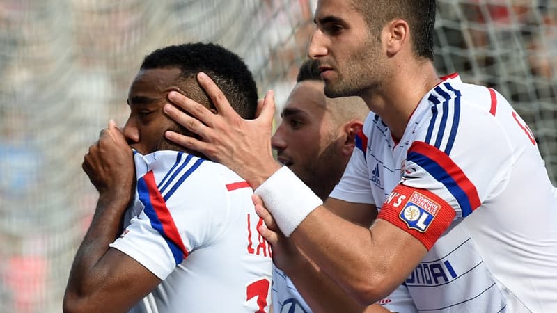 Maxime Gonalons avec Alexandre Lacazette