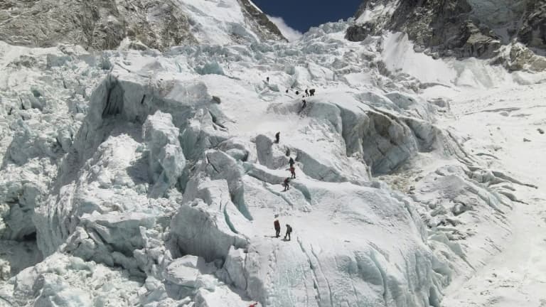 Des alpinistes sur la cascade de glace de l'Everest, le 18 avril 2021 au Népal