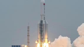 Décollage de la fusée chinoise Longue Marche 5B du centre spatial de Wenchang, le 29 avril 2021 dans le sud de la Chine