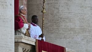 Le pape nouvellement élu, Robert François Prévost, arrive pour la première fois sur le balcon principal de la loggia centrale de la basilique Saint-Pierre, après la fin du conclave des cardinaux, au Vatican, le 8 mai 2025. 
