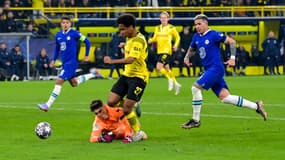 Après avoir éliminé Enzo Fernandez, Karim Adeyemi efface Kepa Arrizabalaga et pousse le ballon dans le but face à Chelsea, le 15 février 2023