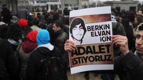"Nous voulons la justice pour Berkin Elvan", est-il écrit sur la pancarte de ce manifestant, à Istanbul, le 11 mars 2014.