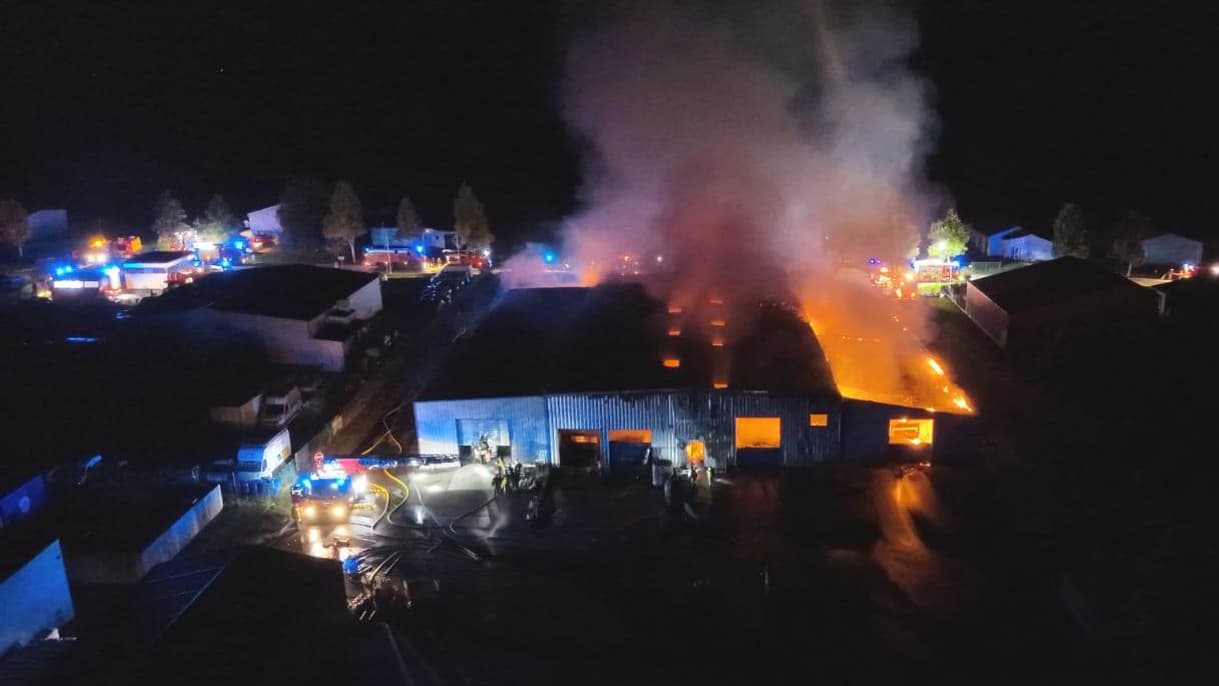 Un feu dans un entrepôt de 3.300m2 dans la nuit de jeudi 3 à vendredi 4 octobre 2024 à Sartilly (Manche).