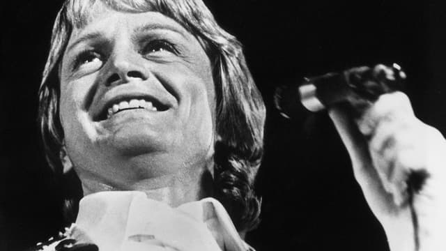 Photo d'archives du chanteur français Claude François prise lors d'un gala le 16 décembre 1974 à Paris.