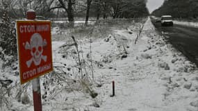 Panneau alertant sur le danger des mines en Ukraine. 