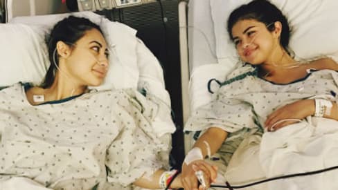 Selena Gomez sur son lit d'hôpital avec son ami Francia Raisa, qui a accepté de lui donner un rein. Selena Gomez sur son lit d'hôpital avec son ami Francia Raisa, qui a accepté de lui donner un rein.