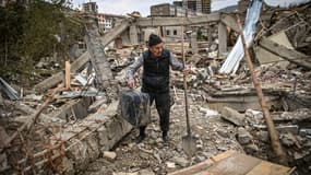 Un homme dans les décombres à Stepanakert, le 10 octobre 2020.