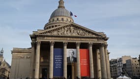 Le Panthéon à Paris (France), sur lequel figure un portrait de Robert Badinter, ancien ministre de la Justice, le 8 octobre 2025.