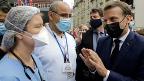 Emmanuel Macron avec des soignants de l'hôpital Fondation Rothschlid, le 6 octobre 2020 à Paris (photo d'illustration).