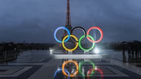 Anneaux olympiques à Paris, près de la Tour Eiffel.