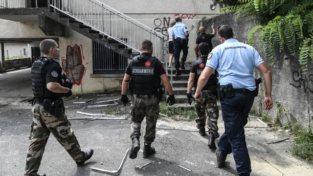 Des gendarmes fouillent une maison abandonnée près de l'endroit où a disparu Maëlys, le 30 août 2017 près de Pont-de-Beauvoisin.