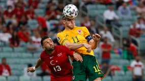 Umut Meras au duel avec Gareth Bale lors d'un match Turquie-Galles, à Bakou le 16 juin 2021