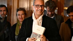 L'écrivain franco-algérien Kamel Daoud (c), lauréat du prix Goncourt pour son roman "Houris", au restaurant Drouant à Paris, le 4 novembre 2024