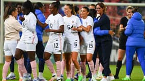 Corinne Diacre et les Bleues après leur dernier match de préparation, le 1er juillet 2022
