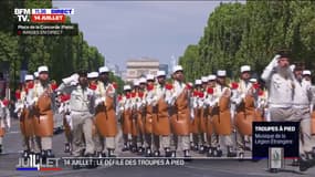 Les pionniers de la Légion étrangère entament leur défilé sur les Champs-Élysées