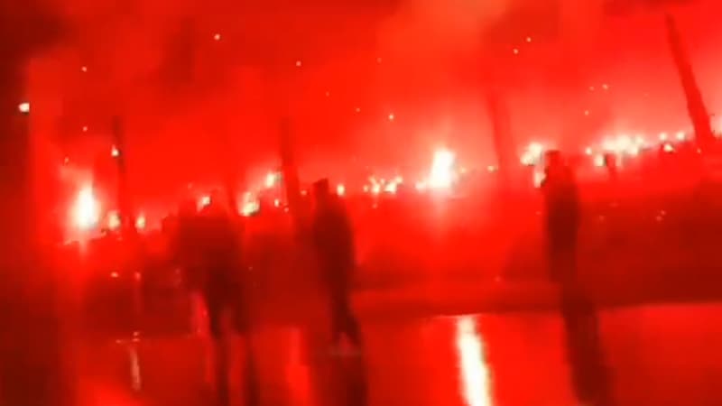 Une mer rouge de fumigÃ¨nes: aprÃ¨s Paris et New York, les Ultras Winners du Wydad embrasent La...