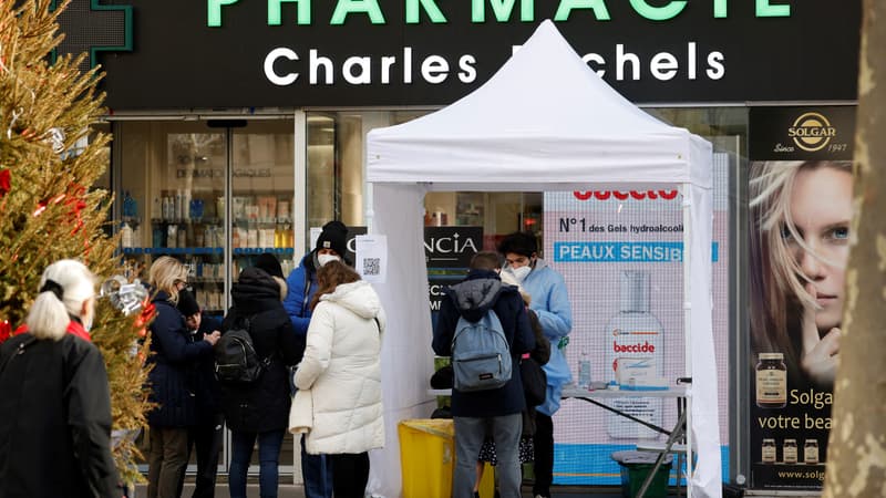 Des personnes faisant la queue pour réaliser un test antigénique dans un barnum installé à Paris, le 6 janvier 2022. 