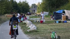 Un camp de Roms établi sur les berges de la Garonne à Toulouse a été évacué jeudi, en lien avec des associations d'aide qui soulignent que toutes les familles seront relogées. /Photo prise le 11 septembre 2012/REUTERS/Bruno Martin