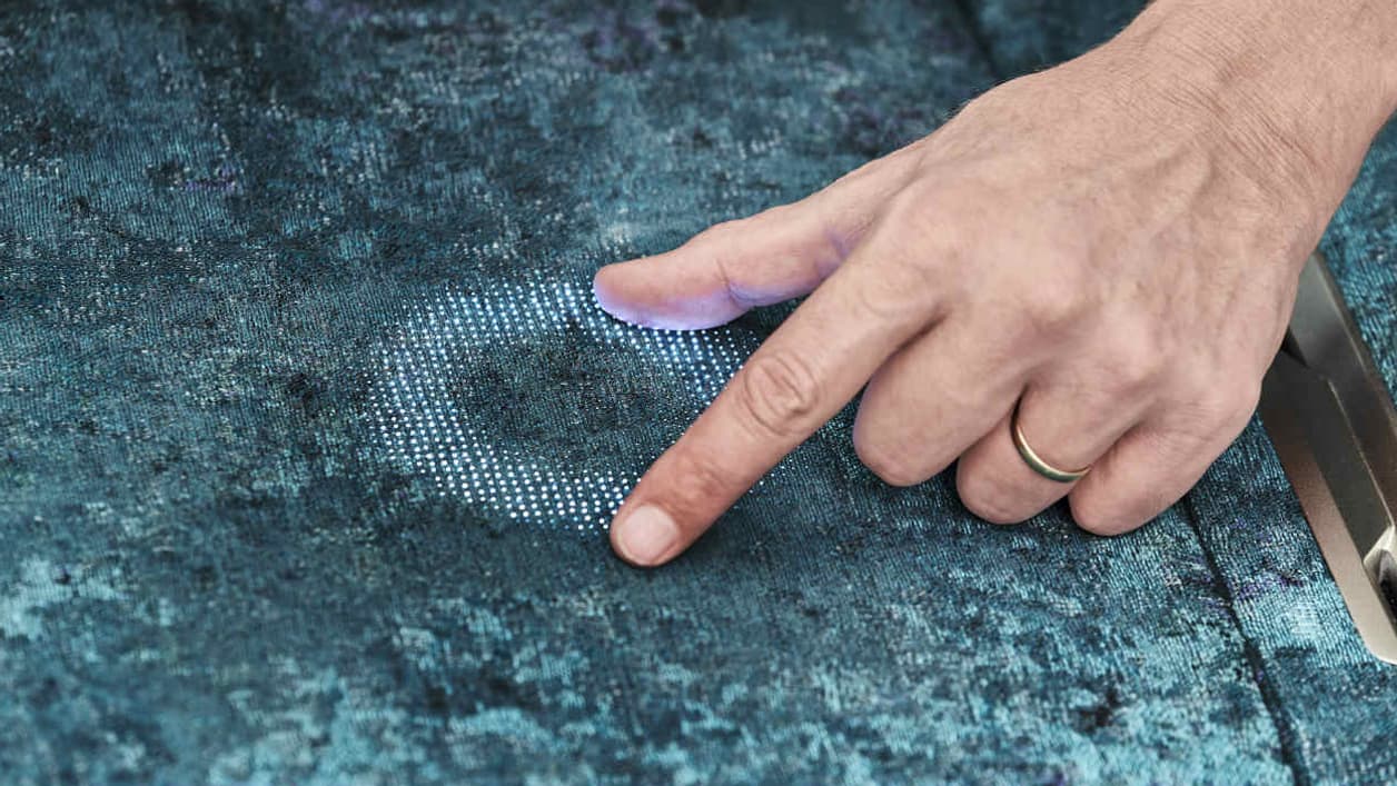 Dans l’Habitacle, BMW a utilisé des matériaux intelligents, tissu ou bois. Ils permettent de dessiner certaines commandes sur la banquette ou la tablette, sans avoir besoin d’appuyer sur un bouton. Dans l’Habitacle, BMW a utilisé des matériaux intelligents, tissu ou bois. Ils permettent de dessiner certaines commandes sur la banquette ou la tablette, sans avoir besoin d’appuyer sur un bouton.