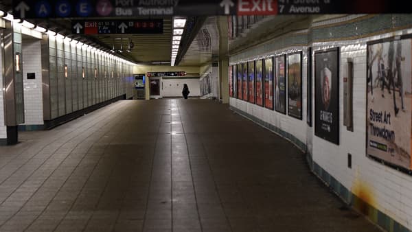 Une station de métro déserte, lundi soir. 