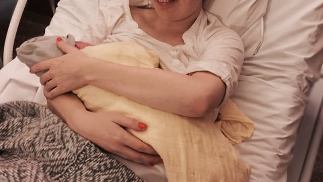 Une femme et son enfant peu après l'accouchement. (Photo d'illustration)