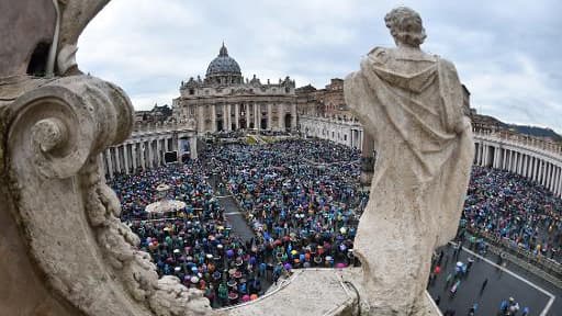 Vue de la place Saint-Pierre au vatican le 5 avril 2015
