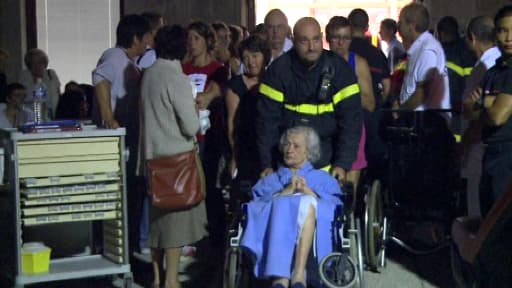 Les pompiers évacuent les résidents de la maison de retraite Les Solambres, à La Terrasse, dans la nuit de vendredi à samedi.
