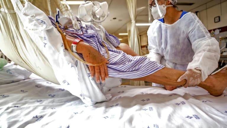 Un patient atteint du Covid dans l'unité de soins intensifs d'un hôpital de Porto Alegre, le 10 décembre 2020.