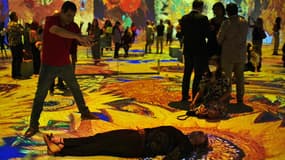 Des visiteurs assistent à la présentation presse d'une exposition immersive dédiée à Vincent Van Gogh à Rio de Janeiro, au Brésil, le 27 juillet 2022.