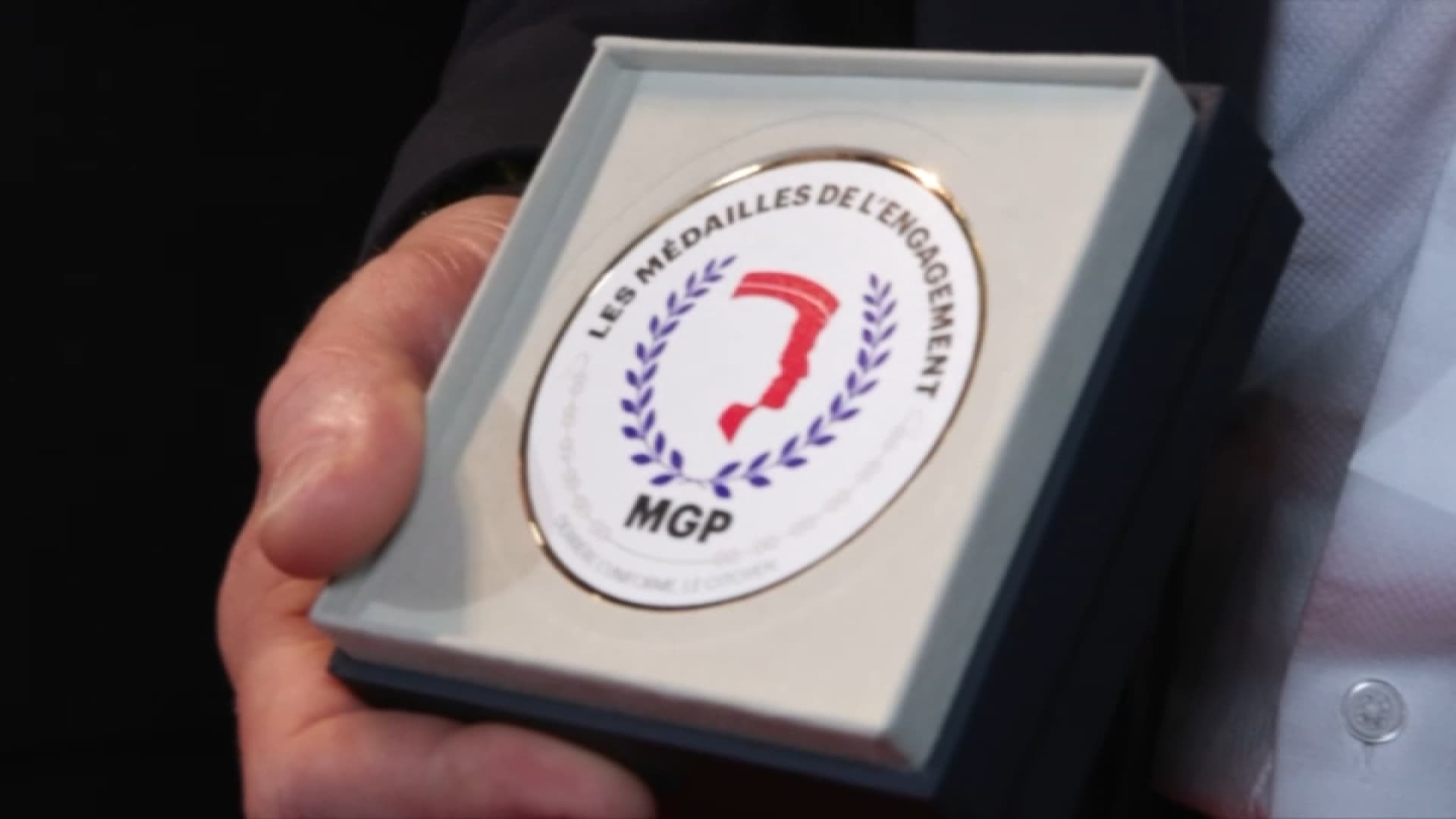 La médaille reçue par les policiers intervenus à Annecy, mars 2024 